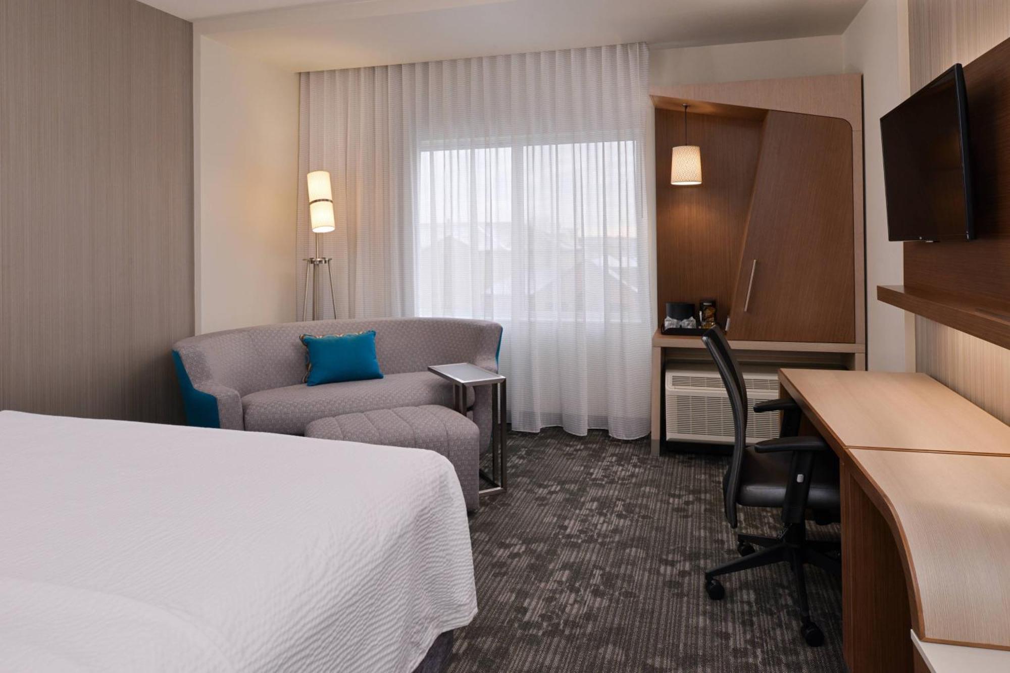 Courtyard By Marriott Toledo North Hotel Exterior photo